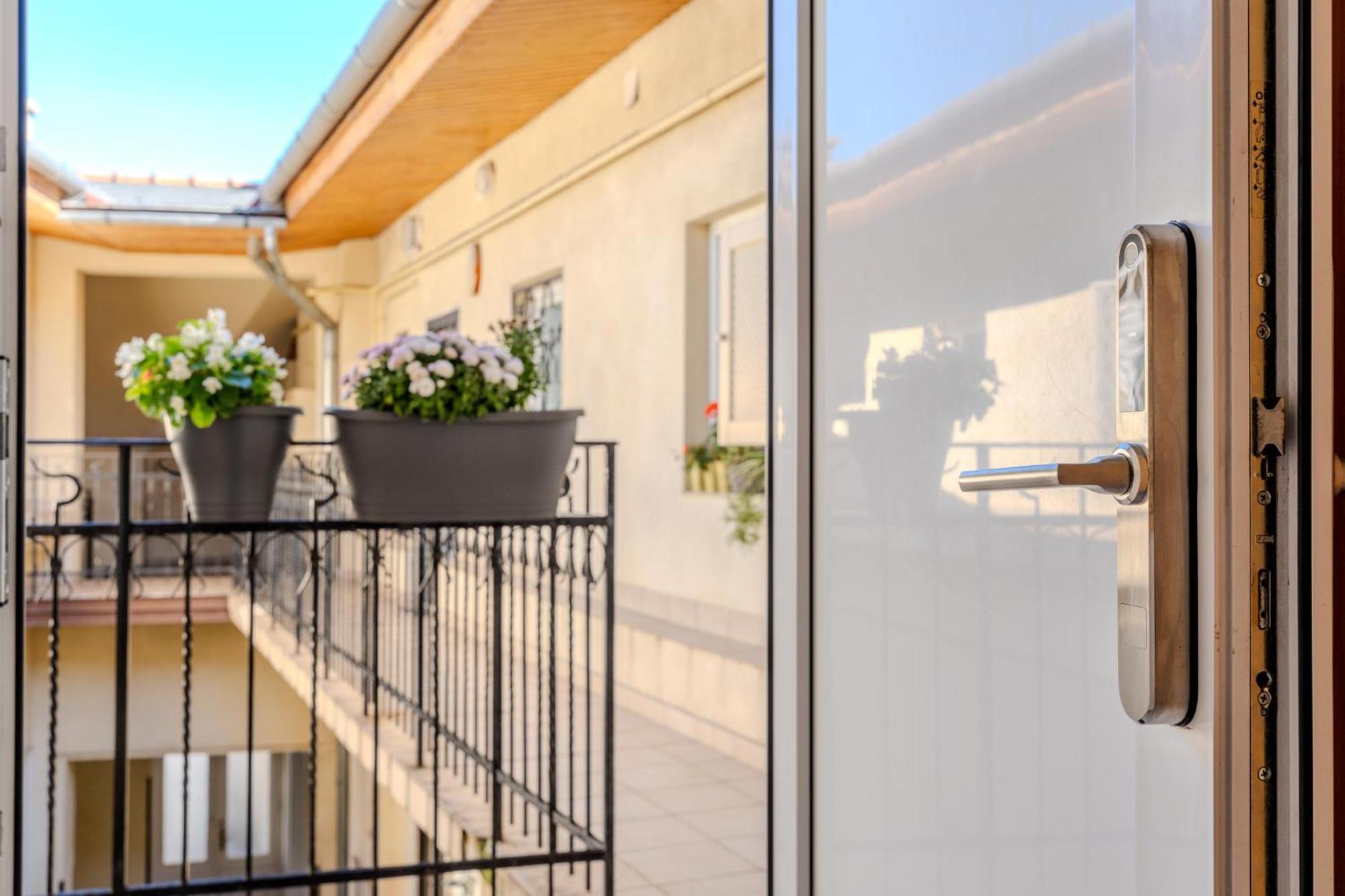 Cozy Flat In The Heart Of Buda Budapesta Exterior foto